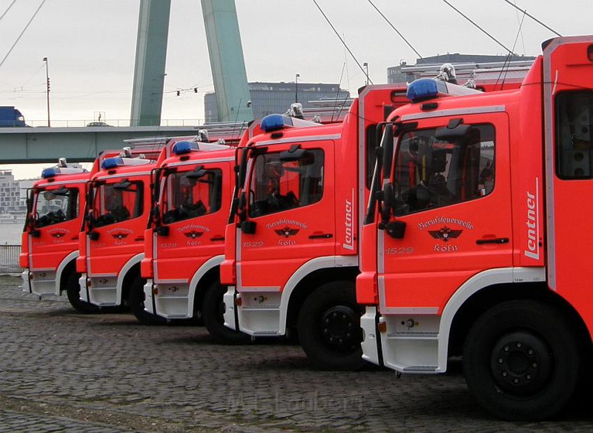 Neue LF`s fuer Koeln Uebergabe in Koeln Deutz an den Wachen  P002.JPG